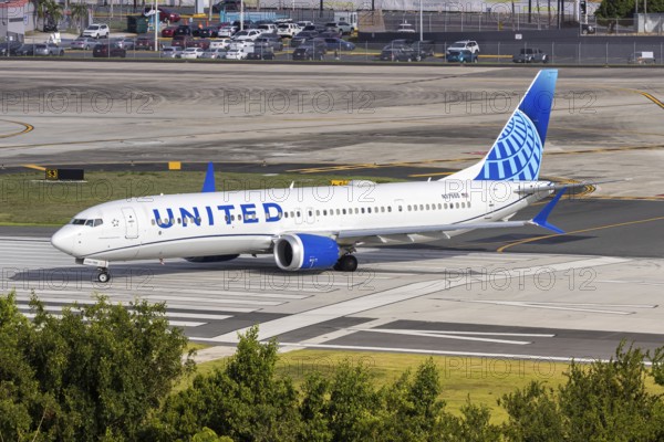 A United Airlines Boeing 737 MAX 9 aircraft with registration number N37555 at San Juan Airport, Puerto Rico