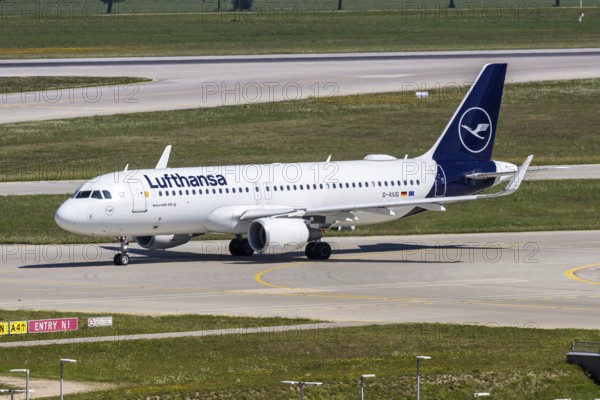 A Lufthansa Airbus A320 aircraft with the registration D-AIUG at Munich Airport, Germany
