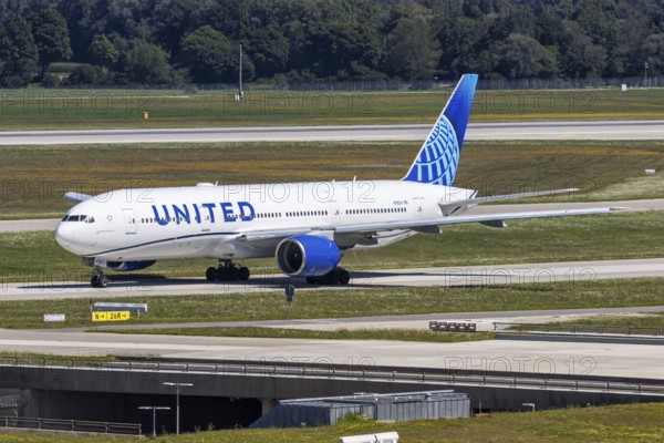 A United Airlines Boeing 777-200ER aircraft with the registration number N792UA at Munich Airport, Germany