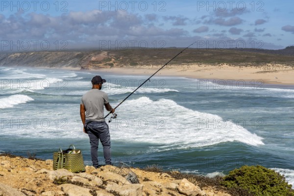 Anglers on the cliffs at the viewpoint above Praia da Bordeira beach, near Carrapateira, popular with surfers, surfers, rocky coast, cliffs in the south-west of the Algarve, Portugal