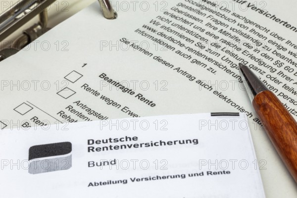 Pension symbol image: Close-up of the application for an insured person's pension (Deutsche Rentenversicherung)