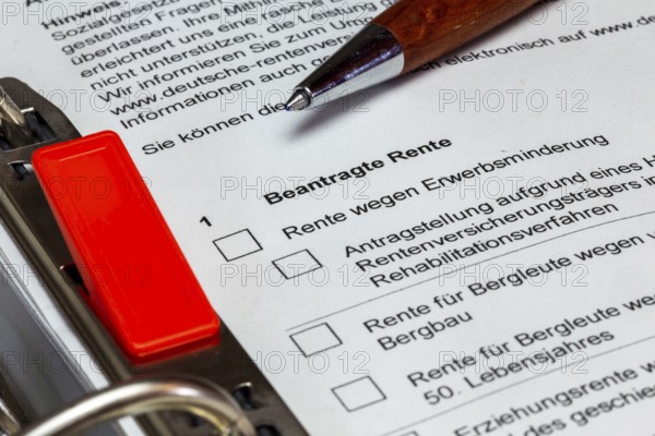Pension symbol image: Close-up of the application for an insured person's pension (Deutsche Rentenversicherung)