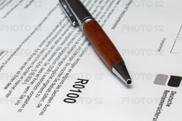 Pension symbol image: Close-up of the application for an insured person's pension (Deutsche Rentenversicherung)