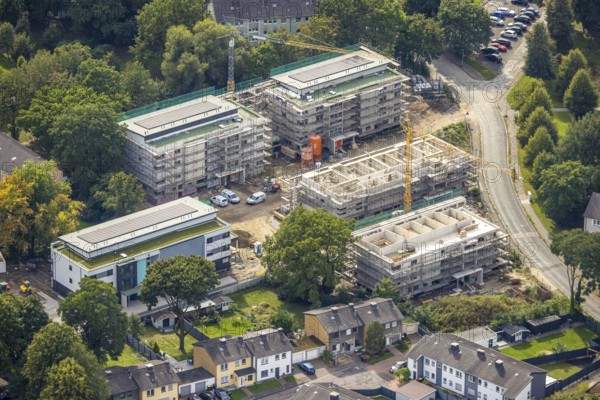 Aerial photo, Solarquartier Lohberg, construction site and new construction residential buildings at Knappenstraße, Lohberg, Dinslaken, Ruhr area, North Rhine-Westphalia, Germany, construction work, construction area, building site, building plots, construction crane, construction project, construction site, DE, roof with solar panels, Europe, property tax, Hanseatic city, real estate, aerial view, aerial photography, aerial photography, new construction, Lower Rhine, photovoltaic plant, solar, solar plant, solar roof, solar energy, solar panels, solar park, solar power plant, overview, bird's-eye view, residential complex, living and life, residential area, residential quality, residential neighbourhood, residential estate, residential district, birds-eyes view, overview