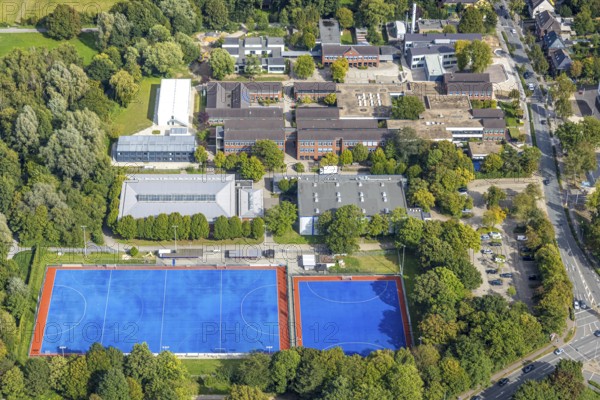 Aerial view, comprehensive school Hiesfeld, sports field with blue field and sports hall TV Jahn Dinslaken Hiesfeld 1906 e.V., Gustav-Heinemann-Gymnasium and sports hall 2 of the Gustav-Heinemann school centre GHZ 2, Hiesfeld, Dinslaken, Ruhr area, North Rhine-Westphalia, Germany, DE, Europe, Hanseatic city, aerial view, aerial photography, aerial photography, Lower Rhine, overview, bird's eye view, birds-eyes view, overview