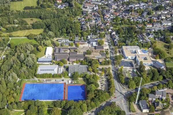 Aerial view, comprehensive school Hiesfeld, sports field with blue field and sports hall TV Jahn Dinslaken Hiesfeld 1906 e.V., Gustav-Heinemann-Gymnasium and sports hall 2 of the Gustav-Heinemann school centre GHZ 2, Hiesfeld, Dinslaken, Ruhr area, North Rhine-Westphalia, Germany, DE, Europe, Hanseatic city, aerial view, aerial photography, aerial photography, Lower Rhine, overview, bird's eye view, birds-eyes view, overview