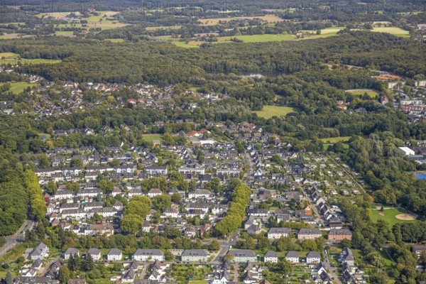 Aerial view, Wonhsiedlung an der Fichtenstraße mit Waldgebiet, Oberlohberg, Dinslaken, Ruhr area, North Rhine-Westphalia, Germany, DE, Europe, property tax, Hanseatic city, real estate, aerial view, aerial photography, aerial photography, Lower Rhine, overview, bird's-eye view, forest, residential area, living and living, residential area, residential quality, residential neighbourhood, housing estate, residential area, birds-eyes view, overview