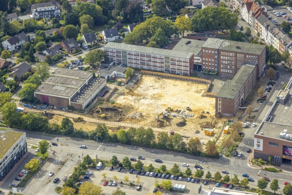 Aerial view, Berufskolleg Dinslaken with construction site for new school complex, Dinslaken, Ruhr area, North Rhine-Westphalia, Germany, construction work, construction area, building site, building plots, construction measure, construction project, construction site, vocational school, education, educational institution, DE, Europe, Hanseatic city, teaching institute, aerial view, aerial photography, aerial photography, new building, Lower Rhine, school, overview, bird's eye view, overview