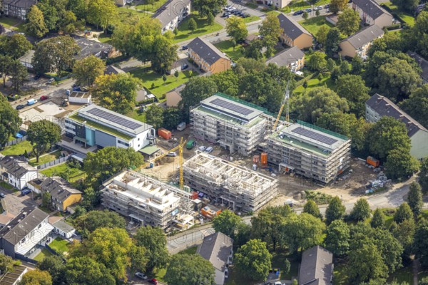 Aerial photo, Solarquartier Lohberg, construction site and new construction residential buildings at Knappenstraße, Lohberg, Dinslaken, Ruhr area, North Rhine-Westphalia, Germany, construction work, construction area, building site, building plots, construction crane, construction project, construction site, DE, roof with solar panels, Europe, property tax, Hanseatic city, real estate, aerial view, aerial photography, aerial photography, new construction, Lower Rhine, photovoltaic plant, solar, solar plant, solar roof, solar energy, solar panels, solar park, solar power plant, overview, bird's-eye view, residential complex, living and life, residential area, residential quality, residential neighbourhood, residential estate, residential district, birds-eyes view, overview