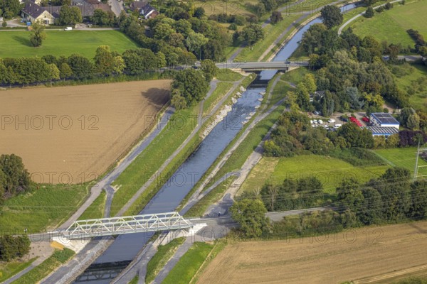 Aerial view, Two bridges over the river Emschher, new railway bridge and rear Heerstraße bridge, river bed, Eppinghoven, Dinslaken, Ruhr area, North Rhine-Westphalia, Germany, construction work, construction area, building site, building plots, construction project, construction site, bridge, DE, Europe, river, river bed, Hanseatic city, aerial view, aerial photography, aerial photography, new construction, Lower Rhine, river bed, overview, bird's-eye view, overview
