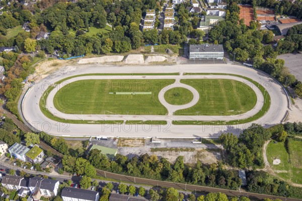 Aerial view, former trotting track Dinslaken with demolition works and construction site for a new residential quarter, Bärenkampallee, Dinslaken, Ruhr area, North Rhine-Westphalia, Germany, demolition works, architecture, view, construction equipment, construction site, DE, Europe, land use, progress, building, Hanseatic city, infrastructure, construction, landscape, aerial view, aerial photography, aerial photography, modernisation, new construction, Lower Rhine, levelling, planning, trotting track, overview, urbanisation, change, bird's-eye view, housing construction, birds-eyes view, new residential quarter, overview