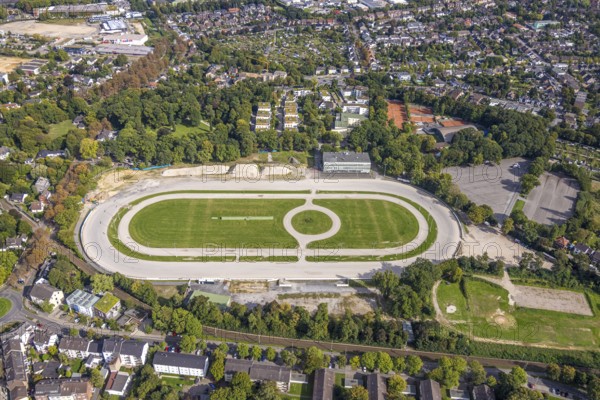 Aerial view, former trotting track Dinslaken with demolition works and construction site for a new residential quarter, Bärenkampallee, Dinslaken, Ruhr area, North Rhine-Westphalia, Germany, demolition works, architecture, view, construction equipment, construction site, DE, Europe, land use, progress, building, Hanseatic city, infrastructure, construction, landscape, aerial view, aerial photography, aerial photography, modernisation, new construction, Lower Rhine, levelling, planning, trotting track, overview, urbanisation, change, bird's-eye view, housing construction, birds-eyes view, new residential quarter, overview