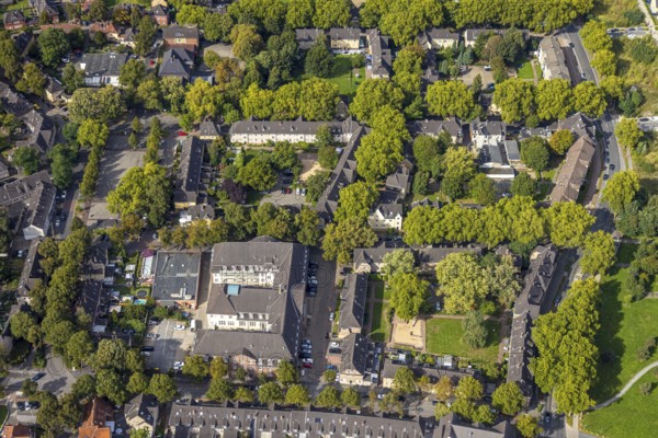 Aerial view, multi-family house, housing estate Steigerstraße corner Stollenstraße with green trees and inner courtyard, green lung, DIZeum Museum and market place, Lohberg, Dinslaken, Ruhr area, North Rhine-Westphalia, Germany, DE, Europe, property tax, Hanseatic city, real estate, aerial view, aerial photography, aerial photography, museum, Lower Rhine, overview, bird's eye view, residential complex, living and living, residential area, residential quality, residential neighbourhood, housing estate, residential area, birds-eyes view, overview