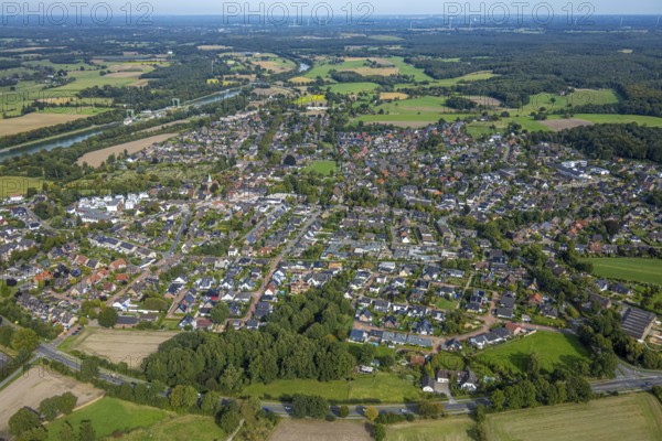 Aerial view, residential area, local view Hünxe general view with distant view, Wesel-Datteln-Kanal, Hünxe, Ruhr area, North Rhine-Westphalia, Germany, DE, Europe, property tax, real estate, aerial view, aerial photography, aerial photography, Lower Rhine, overview, bird's eye view, residential complex, living and living, residential area, residential quality, residential neighbourhood, housing estate, residential district, birds-eyes view, overview