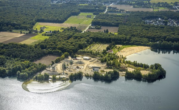 Aerial view, gravel pit Hünxe at Tenderingssee and lido, Bruckhausen, Hünxe, Ruhr area, North Rhine-Westphalia, Germany, bathing establishment, bathing resort, DE, Europe, outdoor pool, leisure activities, aerial view, aerial photography, aerial photography, Lower Rhine, swimming pool, lake, overview, bird's-eye view, overview