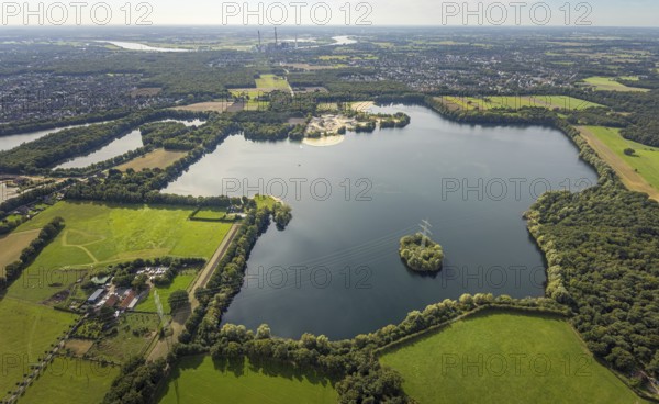 Aerial view, Tenderingssee and lido, gravel works Hünxe, island in the lake, Bruckhausen, Hünxe, Ruhr area, North Rhine-Westphalia, Germany, bathing establishment, bathing resort, DE, Europe, outdoor pool, leisure activities, aerial view, aerial photography, aerial photography, Lower Rhine, swimming pool, lake, overview, bird's-eye view, overview