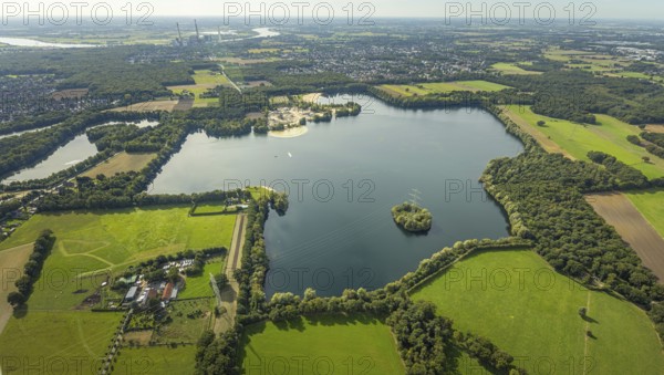 Aerial view, Tenderingssee and lido, gravel works Hünxe, island in the lake, Bruckhausen, Hünxe, Ruhr area, North Rhine-Westphalia, Germany, bathing establishment, bathing resort, DE, Europe, outdoor pool, leisure activities, aerial view, aerial photography, aerial photography, Lower Rhine, swimming pool, lake, overview, bird's-eye view, overview
