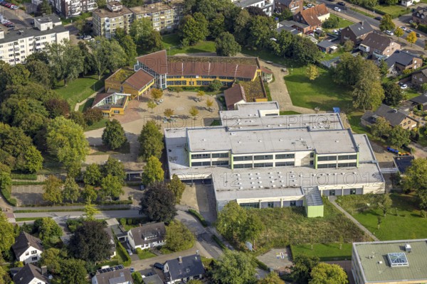 Aerial view, Comenius comprehensive school with schoolyard, Voerde, Ruhr area, North Rhine-Westphalia, Germany, education, educational institution, DE, Europe, comprehensive school, educational institute, aerial view, aerial photography, aerial photography, Lower Rhine, school, overview, Voerde (Lower Rhine), bird's eye view, birds-eyes view, overview