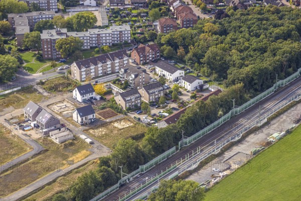 Aerial view, Voerder Feld construction area residential area LIVE GREEN VOERDE Friedrichsfelder Straße on the railway line, expansion of the Betuweroute and Betuwe line railway line, construction site with noise barrier expansion, Voerde, Ruhr area, North Rhine-Westphalia, Germany, expansion, railway line, construction work, construction area, construction site, Betuwe line, Betuweroute, DE, railway, railway line, Europe, Europe, Friedrichsfelder Straße, infrastructure, LIVE GREEN VOERDE, aerial view, aerial photography, aerial photography, modernisation, new construction, Lower Rhine, regional development, noise protection, noise barrier, urban development, urban planning, technology, transport, overview, environment, urban, traffic routes, Voerde (Lower Rhine), Voerder Feld, bird's-eye view, residential construction, residential area, bird's-eye view, overview