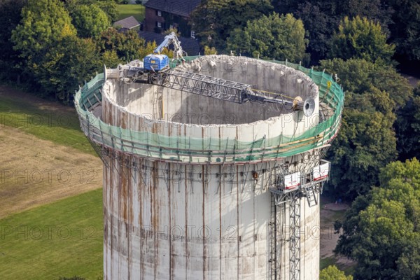 Aerial view, construction site with dismantling work on a tower of the Voerde power plant, Möllen, Voerde, Ruhr area, North Rhine-Westphalia, Germany, demolition work, excavator, construction work, construction site, building site, construction project, construction site, DE, Europe, aerial view, aerial photography, aerial photography, Lower Rhine, dismantling, overview, Voerde (Lower Rhine), bird's eye view, bird's eye view, overview