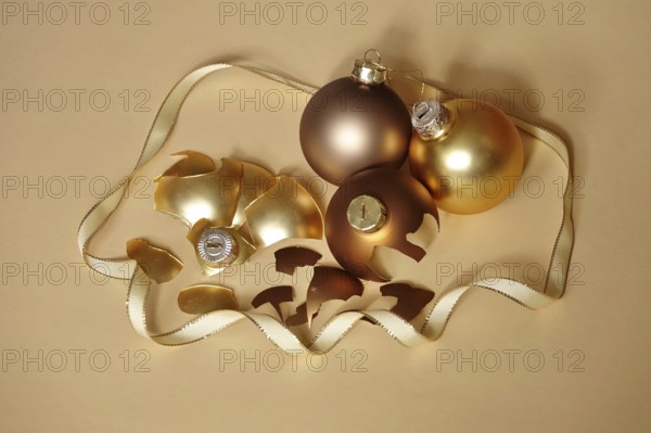 Symbolic image for a failed Christmas, quarrel at Christmas, broken Christmas tree baubles, Germany