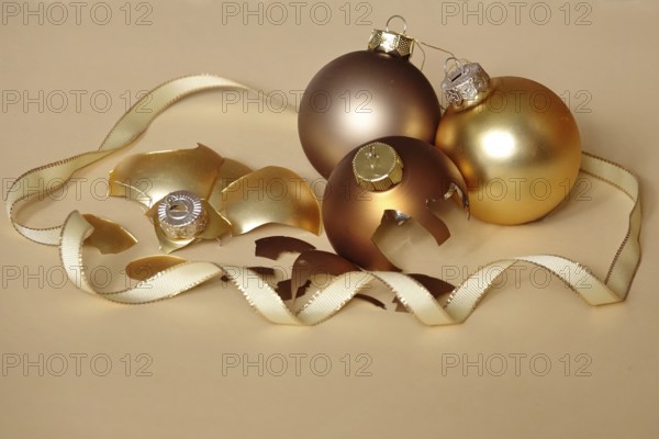Symbolic image for a failed Christmas, quarrel at Christmas, broken Christmas tree baubles, Germany