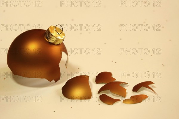 Symbolic image for a failed Christmas, quarrel at Christmas, broken Christmas tree baubles, Germany