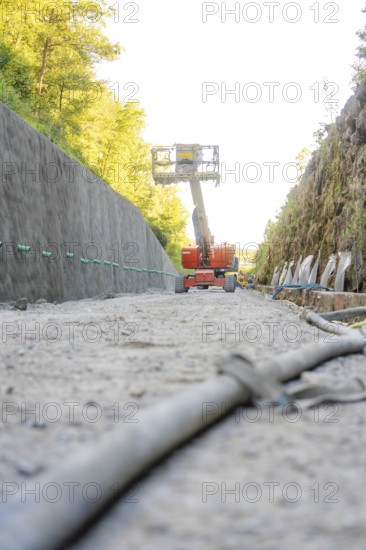 A working platform stands on a construction site between high concrete walls, Hermann Hessebahn construction site, Calw, Germany