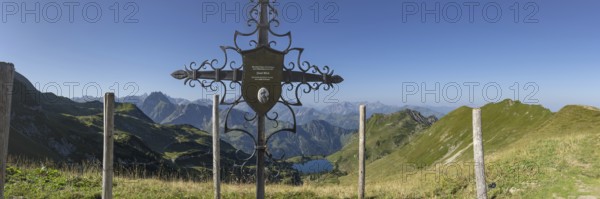 Forged memorial cross for Josef Böck, master shepherd of the rear Seealpe, behind it mountain panorama from the Zeigersattel to the Seealpsee, on the left the Höfats 2259m, in the centre of the picture the Allgäu main ridge with Trettachspitze 2595m, Mädelegabel 2645m, Bockkarkopf 2609m and Hochfrottspitze 2649m, Allgäu Alps, Allgäu, Bavaria, Germany