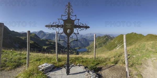 Forged memorial cross for Josef Böck, master shepherd of the rear Seealpe, behind it mountain panorama from the Zeigersattel to the Seealpsee, on the left the Höfats 2259m, in the centre of the picture the Allgäu main ridge with Trettachspitze 2595m, Mädelegabel 2645m, Bockkarkopf 2609m and Hochfrottspitze 2649m, Allgäu Alps, Allgäu, Bavaria, Germany