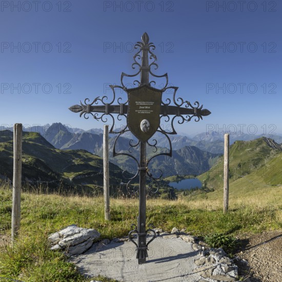 Forged memorial cross for Josef Böck, master shepherd of the rear Seealpe, behind it mountain panorama from the Zeigersattel to the Seealpsee, on the left the Höfats 2259m, in the centre of the picture the Allgäu main ridge with Trettachspitze 2595m, Mädelegabel 2645m, Bockkarkopf 2609m and Hochfrottspitze 2649m, Allgäu Alps, Allgäu, Bavaria, Germany