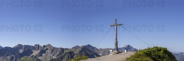 Summit cross on the Fellhorn, 2038m, behind it Schüsser, 2259m, Hochgehrenspitze, 2251m and Walser Hammerspitze, 2170m, Allgäu, Bavaria, Germany