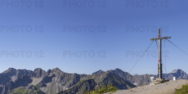 Summit cross on the Fellhorn, 2038m, behind it Schüsser, 2259m, Hochgehrenspitze, 2251m and Walser Hammerspitze, 2170m, Allgäu, Bavaria, Germany