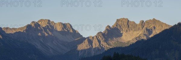 Mountain panorama at sunrise from Stillachtal into Warrmatsgundtal, on the left Alpgundkopf, Roßgundkopf and Griesgundkopf, on the right Schüsser, 2259m, and Hochgehrenspitze, 2251m, Allgäu Alps, Allgäu, Bavaria, Germany