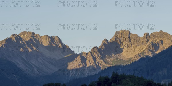 Mountain panorama at sunrise from Stillachtal into Warrmatsgundtal, on the left Alpgundkopf, Roßgundkopf and Griesgundkopf, on the right Schüsser, 2259m, and Hochgehrenspitze, 2251m, Allgäu Alps, Allgäu, Bavaria, Germany