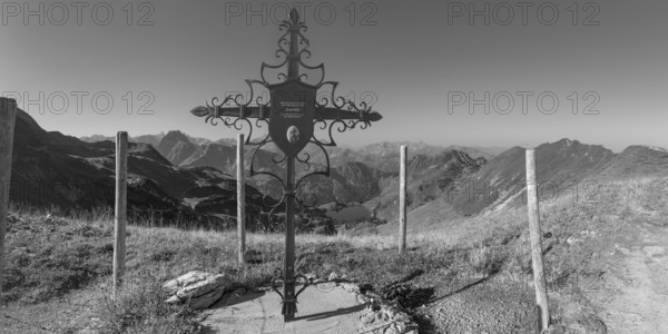 Forged memorial cross for Josef Böck, master shepherd of the rear Seealpe, behind it mountain panorama from the Zeigersattel to the Seealpsee, on the left the Höfats 2259m, in the centre of the picture the Allgäu main ridge with Trettachspitze 2595m, Mädelegabel 2645m, Bockkarkopf 2609m and Hochfrottspitze 2649m, Allgäu Alps, Allgäu, Bavaria, Germany