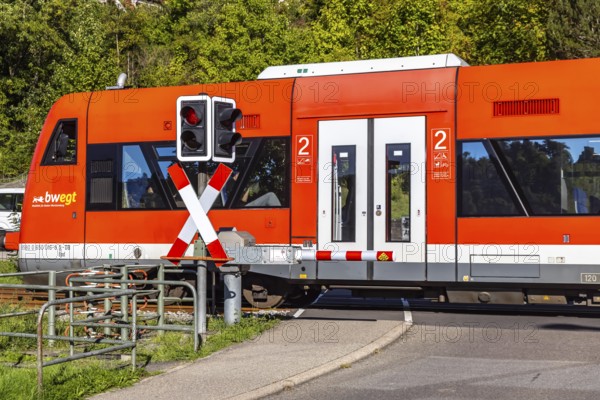 Level crossing at Nagold station with DB Regio railcars. The train is travelling on behalf of the Baden-Württemberg mobility brand BWEGT. Nagold, Baden-Württemberg, Germany