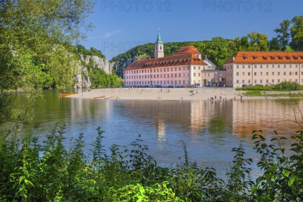 Danube bank with view of Weltenburg monastery in front of the Danube breakthrough, Kelheim, Danube valley, Lower Bavaria, Bavaria, Germany