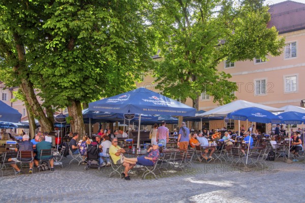Beer garden in the inner courtyard of Weltenburg Abbey, Kelheim, Danube Valley, Lower Bavaria, Bavaria, Germany