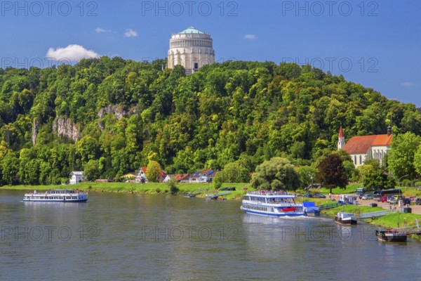 Liberation Hall over the Danube with excursion boats, Kelheim, Danube Valley, Lower Bavaria, Bavaria, Germany
