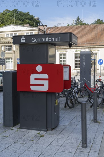 ATM of the Sparkasse is outdoors, logo of the Sparkasse, Coburg, Upper Franconia, Franconia, Bavaria, Germany