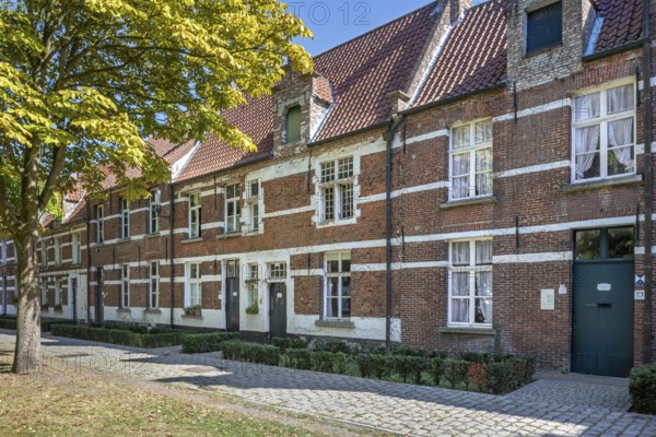 17th century beguines' houses in the Sint-Alexiusbegijnhof, Saint Alexius beguinage in the city Dendermonde, Termont, East Flanders, Belgium