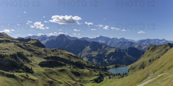 Mountain panorama from Zeigersattel to Seealpsee, on the left Höfats 2259m, in the centre the Allgäu main ridge with Trettachspitze 2595m, Mädelegabel 2645m, Bockkarkopf 2609m and Hochfrottspitze 2649m, Allgäu Alps, Allgäu, Bavaria, Germany