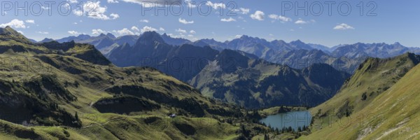 Mountain panorama from Zeigersattel to Seealpsee, on the left Höfats 2259m, in the centre the Allgäu main ridge with Trettachspitze 2595m, Mädelegabel 2645m, Bockkarkopf 2609m and Hochfrottspitze 2649m, Allgäu Alps, Allgäu, Bavaria, Germany