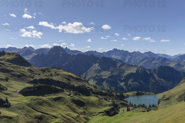 Mountain panorama from Zeigersattel to Seealpsee, on the left Höfats 2259m, in the centre the Allgäu main ridge with Trettachspitze 2595m, Mädelegabel 2645m, Bockkarkopf 2609m and Hochfrottspitze 2649m, Allgäu Alps, Allgäu, Bavaria, Germany