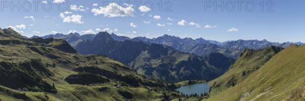 Mountain panorama from Zeigersattel to Seealpsee, on the left Höfats 2259m, in the centre the Allgäu main ridge with Trettachspitze 2595m, Mädelegabel 2645m, Bockkarkopf 2609m and Hochfrottspitze 2649m, Allgäu Alps, Allgäu, Bavaria, Germany