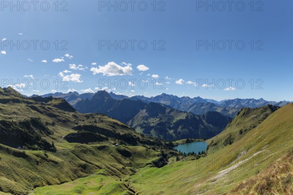 Mountain panorama from Zeigersattel to Seealpsee, on the left Höfats 2259m, in the centre the Allgäu main ridge with Trettachspitze 2595m, Mädelegabel 2645m, Bockkarkopf 2609m and Hochfrottspitze 2649m, Allgäu Alps, Allgäu, Bavaria, Germany