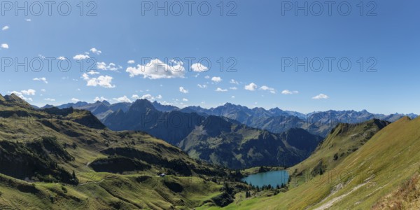 Mountain panorama from Zeigersattel to Seealpsee, on the left Höfats 2259m, in the centre the Allgäu main ridge with Trettachspitze 2595m, Mädelegabel 2645m, Bockkarkopf 2609m and Hochfrottspitze 2649m, Allgäu Alps, Allgäu, Bavaria, Germany