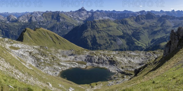 Mountain panorama over the Laufbichlsee, behind it the Hochvogel, 2592m, Allgäu Alps, Allgäu, Bavaria, Germany