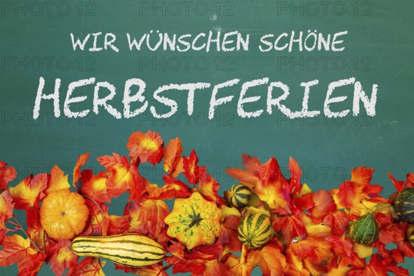(photomontage) : School blackboard with the inscription WIR WÜSCHEN SCHÖNE HERBSTFERIEN and autumnal decoration